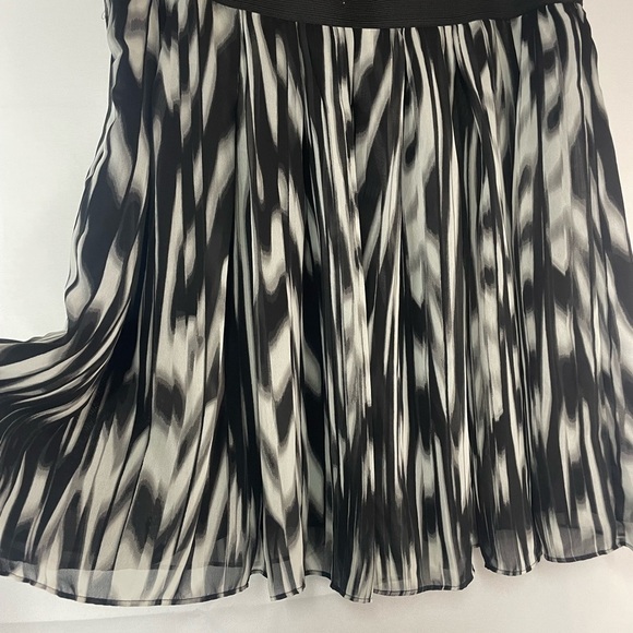 Vince Camuto black and white accordion skirt. With a wide elastic waist band. - Picture 2 of 3